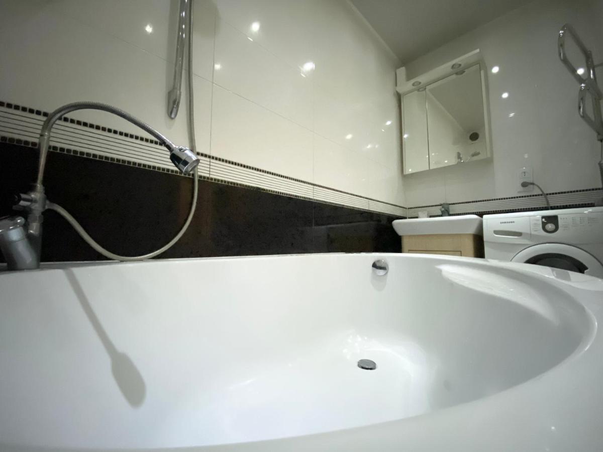 Beautiful 1-Bedroom Near Most City Center Dnipro Exterior photo